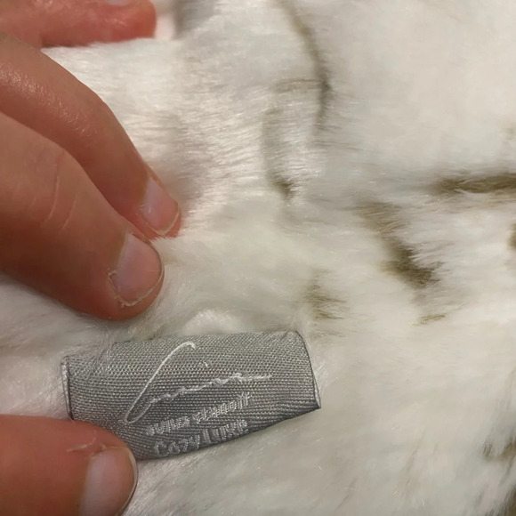 NWOT Aviva Stanoff winter pillow. Faux fur in ivory with gold design. 20x20 - Picture 7 of 11